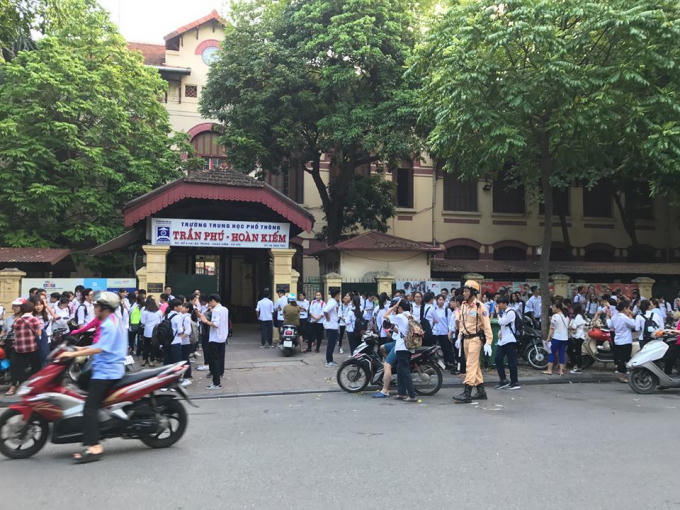 CSGT làm nhiệm vụ tại cổng trường THPT Trần Phú.