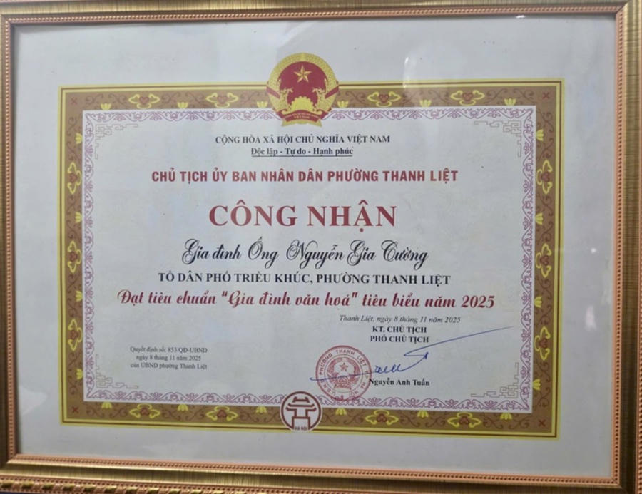 Tại "Ngày hội đại đoàn kết toàn dân tộc" TDP Triều Khúc tổ chức ngày 18/11/2025 đã trao giấy công nhận của UBND Phường Thanh Liệt cho gia đình ông Nguyễn Gia Cường đạt danh hiệu Gia đình văn hóa tiêu biểu năm 2025