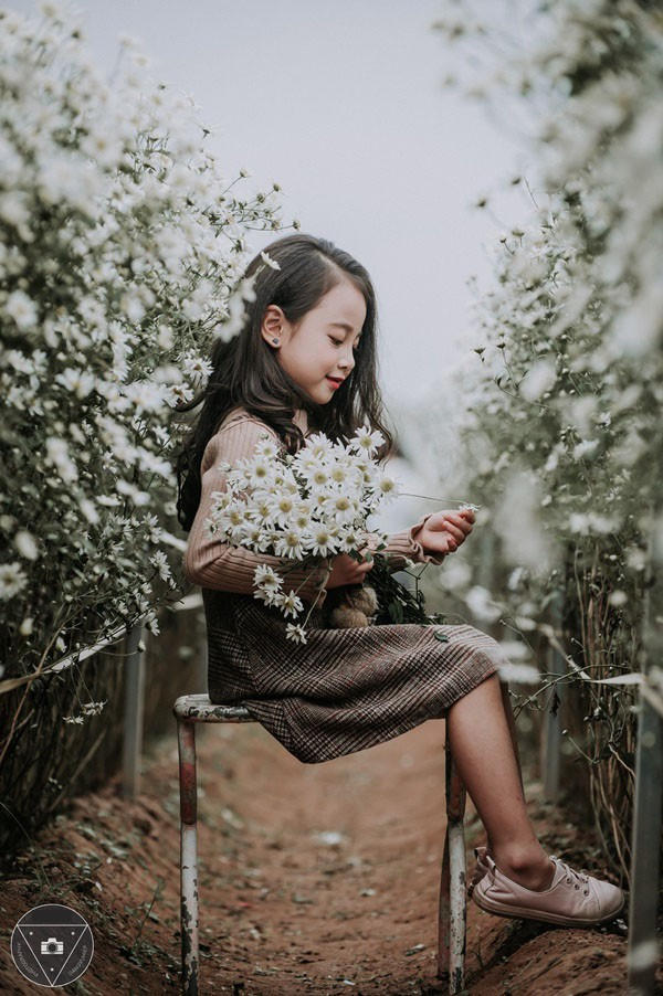 “Tiểu Chi Pu” khiến cư dân mạng sôi sùng sục với bộ ảnh chụp cùng cúc họa mi được đánh giá là đẹp nhất mùa