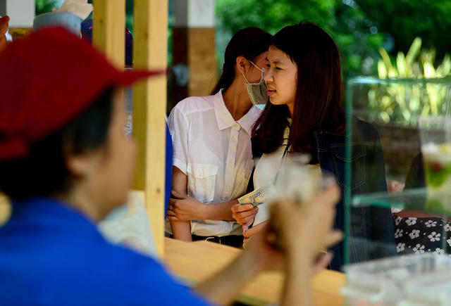 Khách hàng đa dạng từ nhân viên văn phòng, học sinh đến người lao động.