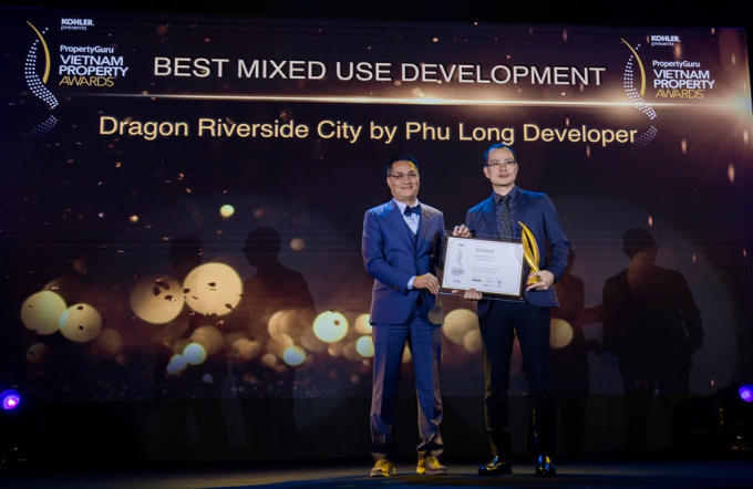 Ông Vũ Hoài Nam, Phó Tổng Giám đốc Phú Long nhận giải.