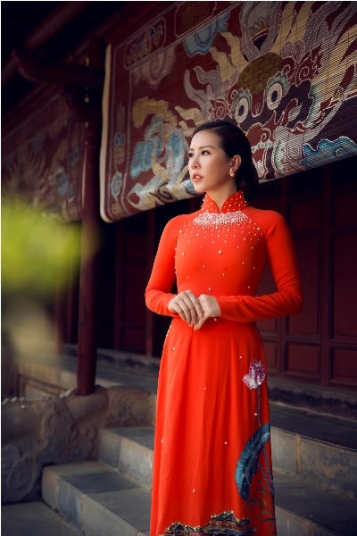 Hoa hậu Thu Hoài đẹp hút hồn giữa kinh thành Huế