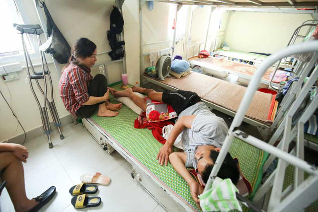 Giá nghỉ trọ là 15.000 đồng một giường mỗi ngày đêm. Người nhà bệnh nhân nghỉ trọ được phục vụ quạt mát, có khu tắm giặt.