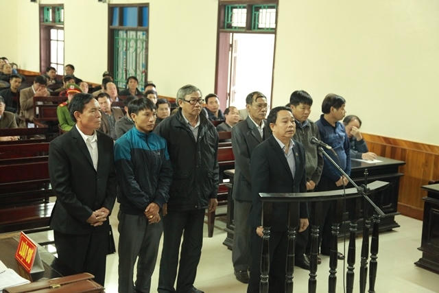 Nguyên Chủ tịch UBND huyện Kỳ Anh và 6 cán bộ "ăn đất" trước vành móng ngựa.