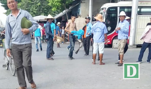 Cảnh "cò" khách, nhân viên nhà xe thường xuyên tụ tập.