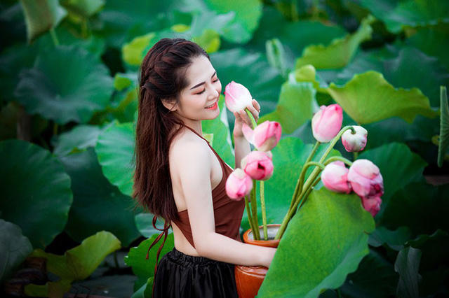 Thời điểm này hoa sen đang nở rộ, đây cũng là dịp để các thiếu nữ thực hiện những bộ ảnh duyên dáng với loài hoa này. Vũ Thị Phương gây ấn tượng với người đối diện bởi khuôn mặt xinh xắn, đáng yêu và nụ cười tươi như nắng toả.
