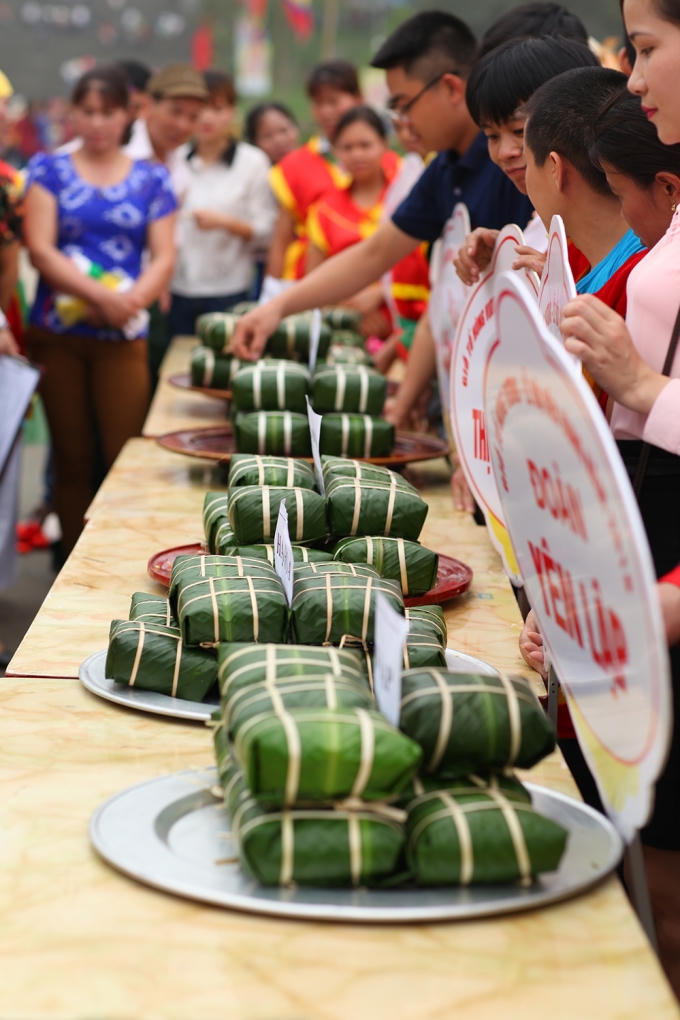 Rộn ràng hội thi gói, nấu bánh chưng bánh giầy