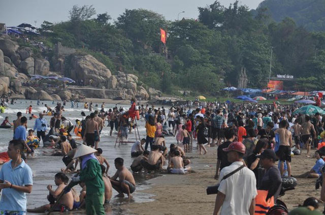 So với thời điểm này năm 2019, tuy lượng du khách không đông bằng, nhưng trong tình hình dịch bệnh Covid-19 thì lượng người này thực sự là quá tải.