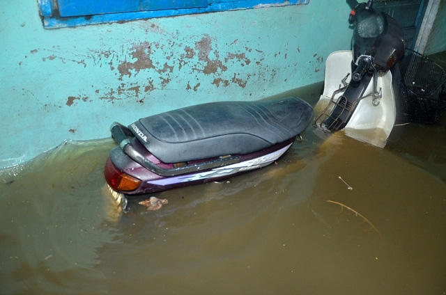 Những chiếc xe của người thuê trọ bị ngâm nước.