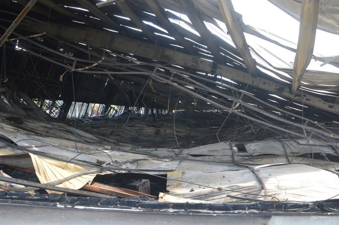 Khung cảnh tan hoang của 10.000m2 nhà xưởng cty May Nhà Bè sau vụ cháy - ảnh 7