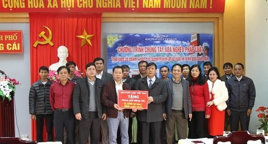Báo Pháp luật Việt Nam tặng sách, báo cho các đơn vị hành chính TP Móng Cái.