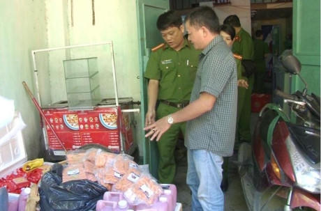 Tại cơ sở phát hiện nhiều thực phẩm không rõ nguồn gốc. (Ảnh: DT)