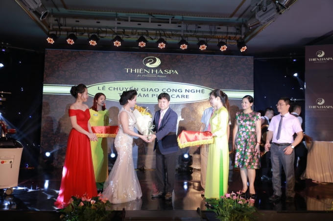 NSND Thu Quế và diễn viên Minh Hương đã bước lên sân khấu để chứng kiến giây phút chuyển giao công nghệ trị nám.
