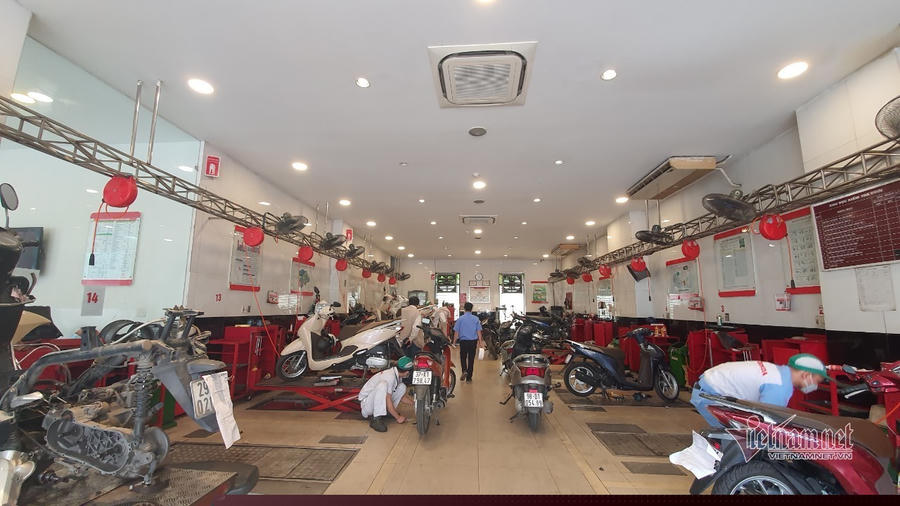 Khá đông nhân viên tại đại lý xe của hãng Honda tham gia chương trình phục vụ người dân