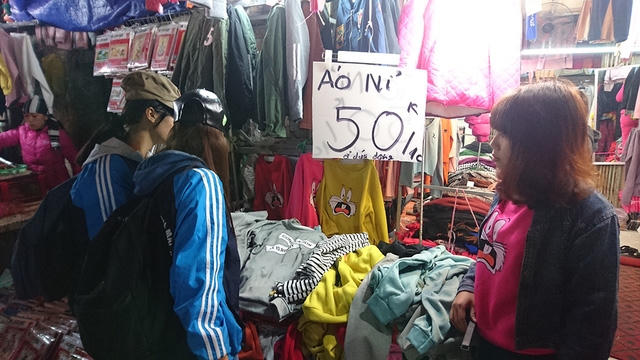 C&aacute;c cửa h&agrave;ng đều treo gi&aacute; b&aacute;n ở vị tr&iacute; dễ quan s&aacute;t để thu h&uacute;t người mua.