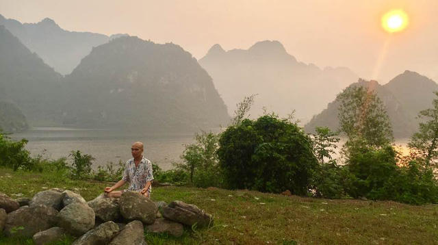 Hàng ngày nam đạo diễn ăn chay, ngồi thiền, trồng cây... nếu không làm phim.