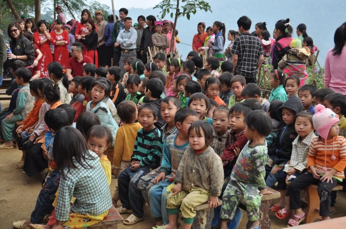 Học sinh lớp mầm non và tiểu học trong buổi khai trương trường mới.