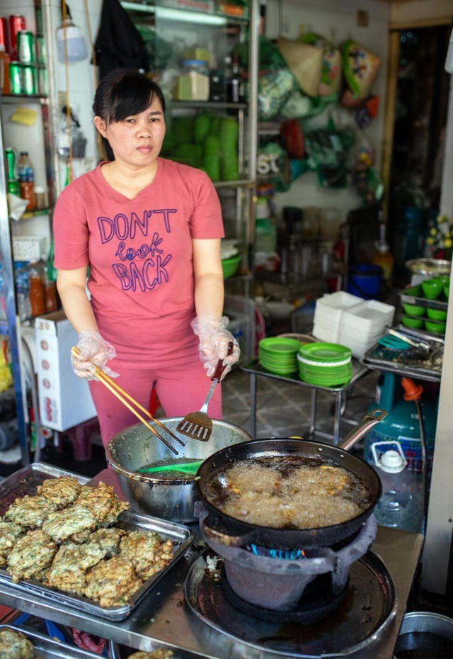 Chị Nga - chủ cửa hàng chả rươi nổi tiếng tại Hà Nội có hơn 30 năm theo nghề. Ảnh: DPA