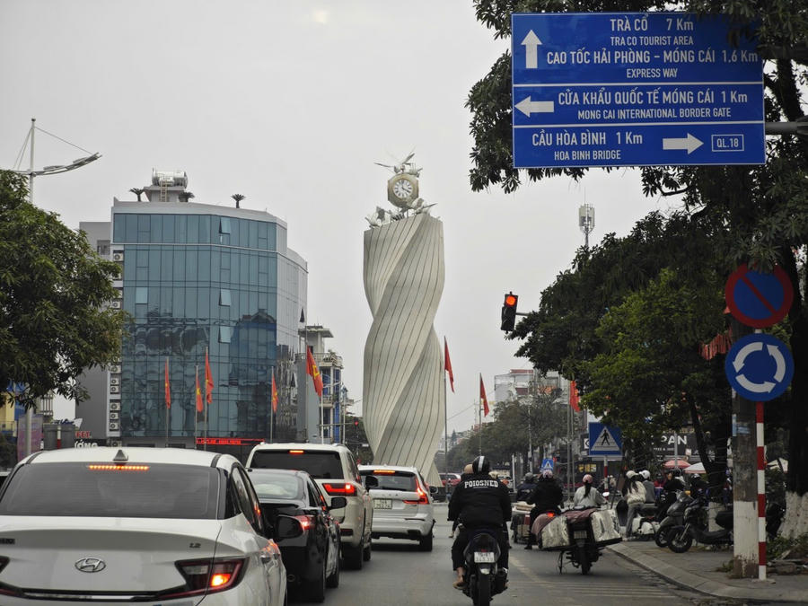 Khu vực trung tâm phường Móng Cái 1 rực rỡ cờ hoa, pano tuyên truyền chào mừng Đại hội Đảng, tạo điểm nhấn cảnh quan đô thị, đồng thời đảm bảo giao thông thông suốt trong những ngày đầu xuân. Ảnh: Nguyễn Quang.
