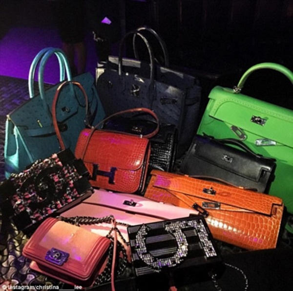 Cô nàng giàu có khoe bộ sưu tập túi Chanel và Hermes.