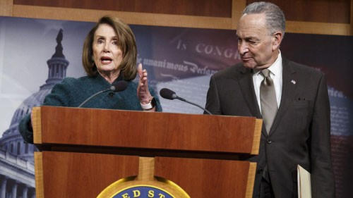 Bà Nancy Pelosi và ông Charles Schumer thuộc số những nghị sĩ đảng Dân chủ ủng hộ lập trường cứng rắn đối với Trung Quốc. Ảnh: BLOOMBERG