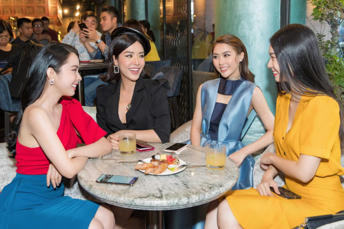 Cả hai nhan sắc Việt cũng có dịp hội ngộ cùng các khách mời tại sự kiện như Hoa hậu Hằng Nguyễn, danh ca Mạnh Quỳnh, hoa hậu Khánh Phương...