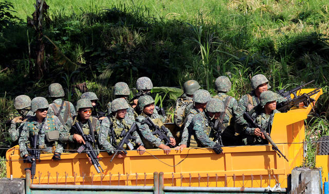 Khói bốc lên từ một căn nhà bị phóng hỏa ở Marawi. (Ảnh: Reuters)