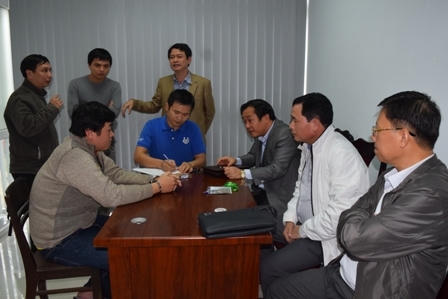 Đại tá Lê Quốc Hùng - Giám đốc Công an tỉnh TT Huế (áo trắng, ngồi giữa) đang trực tiếp đấu tranh đối tượng gây án.
