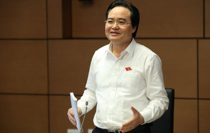 Bộ trưởng Phùng Xuân Nhạ khẳng định, 12 thí sinh có điểm chấm thẩm định không thấp hơn điểm trúng tuyển đang tiếp tục theo học tại các trường sẽ bị thôi học ngay lập tức nếu Cơ quan điều tra kết luận có liên quan đến gian lận thi cử.