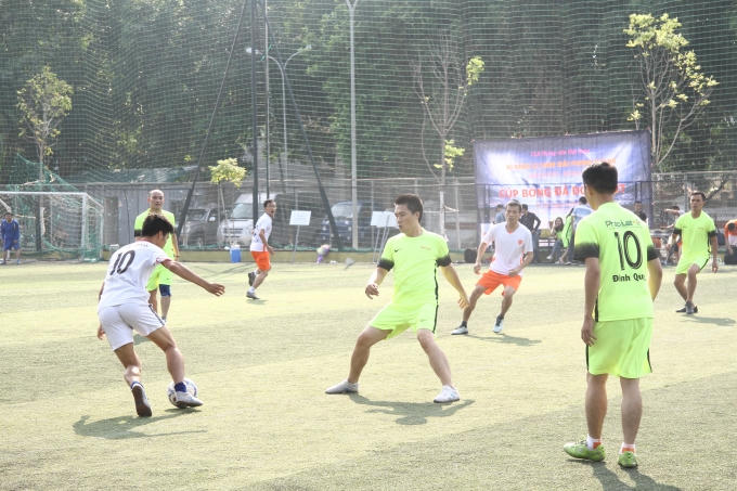 Pha đi bóng giữa FC Phóng viên và đội bóng Pháp luật Plus.