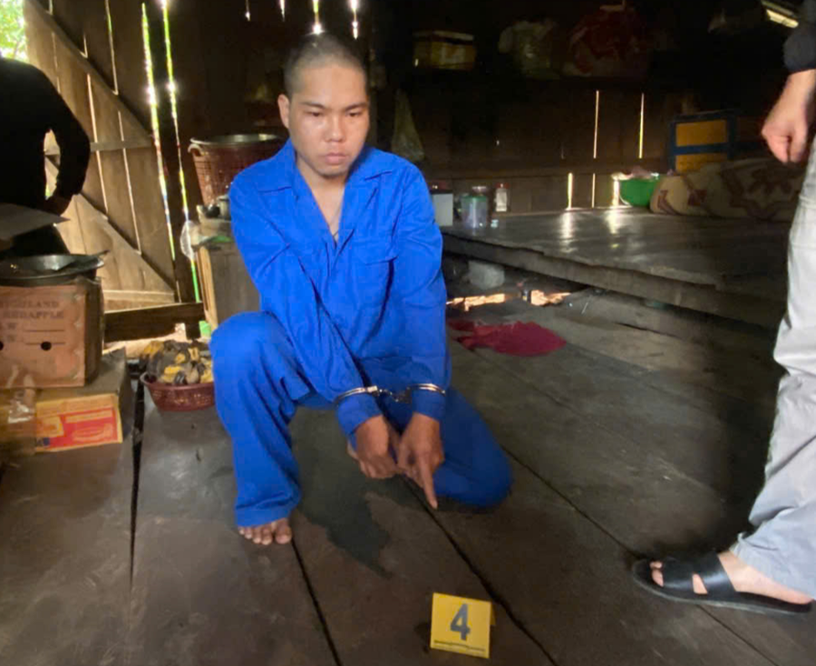 Đối tượng Tạ Quốc Hùng tại hiện trường vụ việc.