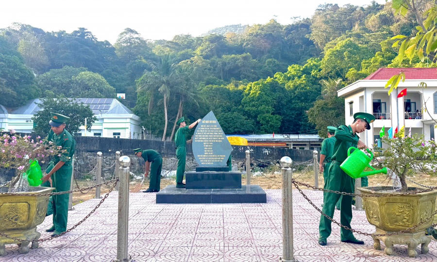 Cán bộ, chiến sĩ đơn vị chỉnh trang bia Khởi nghĩa Hòn Khoai.