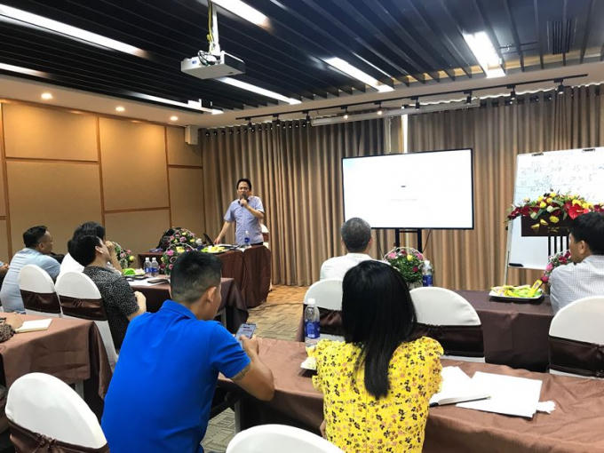 Phó Tổng Biên tập thường trực Báo Pháp luật Việt Nam, ông Đặng Ngọc Luyến chia sẻ với học viên