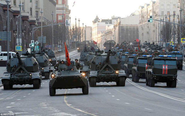 Xe quân sự di chuyển trên đường Tverskaya ở Moscow trong buổi tập dượt. (Ảnh: Reuters)