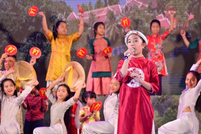 Cư dân các tòa nhà cùng nhau làm nên những tiết mục vừa đáng yêu, vừa chuyên nghiệp dù thời gian tập luyện không nhiều