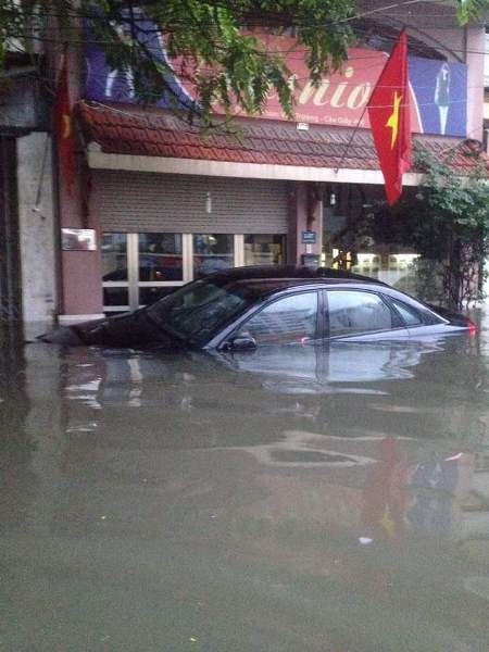 Ô tô "bơi" trong biển nước.