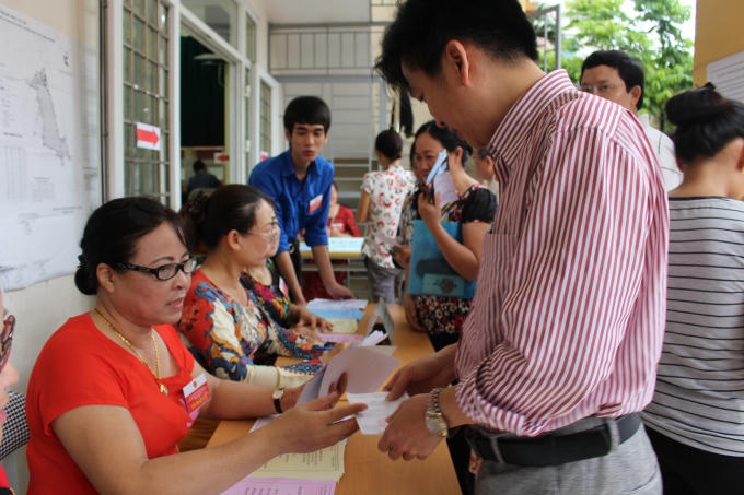 Tổ bầu cử hướng dẫn các cử tri thông tin trên lá phiếu bầu cử.