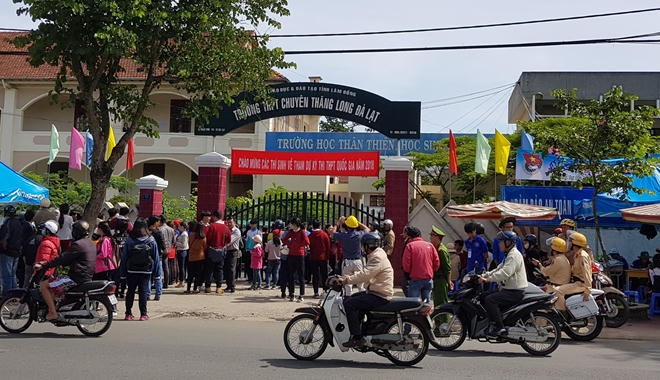 C&aacute;c th&iacute; sinhchuẩn bị cho m&ocirc;n thi Ngữ Văn.