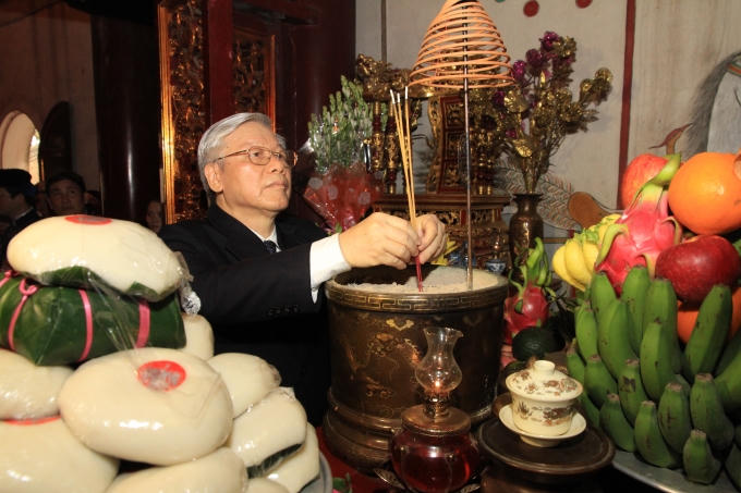 Tổng Bí thư Nguyễn Phú Trọng dâng hương tại cung Điện Kính Thiên (Đền Thượng) trên đỉnh núi Nghĩa Lĩnh.