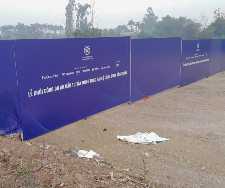 Những tấm Pano, áp phích in ấn liên danh các nhà đầu tư tại buổi Lễ khởi công vẫn còn tại khu đất.