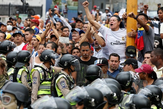 Biểu tình ở thủ đô Caracas (Ảnh: Reuters).