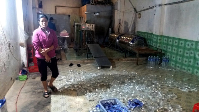 Khu nước uống đóng chai không hợp vệ sinh.