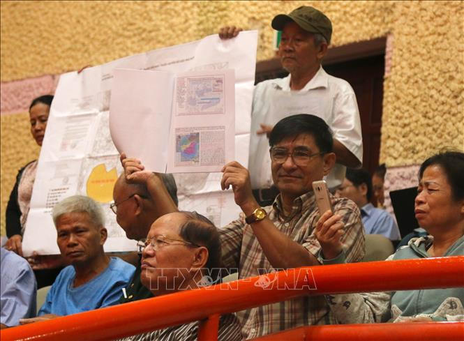 Người dân đem theo bản đồ quy hoạch Khu đô thị mới Thủ Thiêm đến chất vấn Đoàn đại biểu Quốc hội thành phố. Ảnh: Trần Xuân Tình/TTXVN