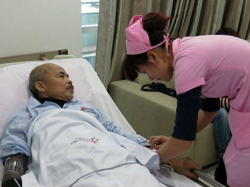 Cố nghệ sĩ Hán Văn Tình trong thời gian điều trị tại bệnh viện. Ảnh: NN.