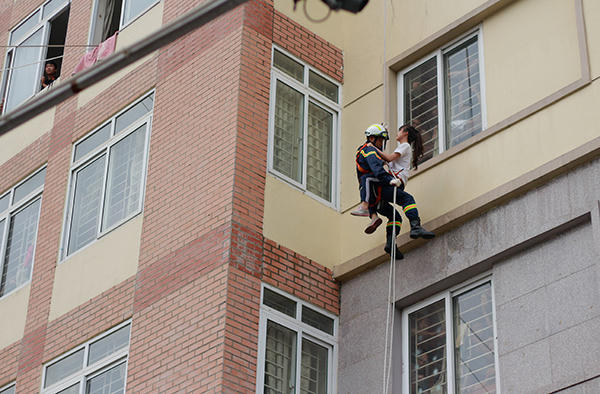 Nguyễn Anh Tuấn, Bí thư chi Đoàn lớp B9 D38 chuyên ngành Cảnh sát vũ trang chia sẻ: "Biểu diễn lần này cũng là bài thi tốt nghiệp của lớp em. Ngày nào cũng tập ở sân, trời nắng nóng nhưng lớp em cố gắng vì là kỉ niệm thành lập khoa Cảnh sát vũ trang và 49 năm thành lập trường".