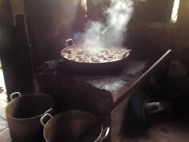 Mỡ động vật đang được chế biến thành mỡ nước để đem đi tiêu thụ.