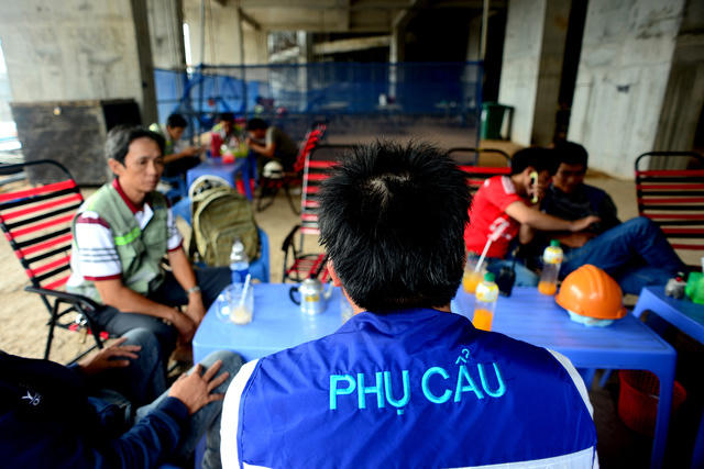 Mỗi cẩu tháp sẽ có 2 lái chính luân phiên và 4 phụ cẩu hỗ trợ.