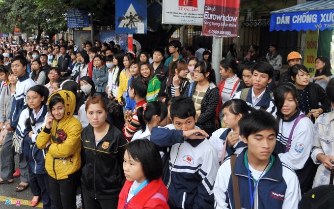 Sau nhiều năm đến nay vẫn chưa nhiều trường đại học hay bệnh viện chuyển ra xa trung tâm. Thậm chí còn có một số trường mới thành lập ở ngay các khu đông dân cư. Các cơ sở khám chữa bệnh tư nhân cũng xuất hiện thêm hàng loạt thu hút đông bệnh nhân từ các tỉnh. Ảnh:Hoàng Hà.