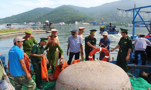Đánh bắt tận diệt, nguy cơ cạn kiệt hải sản ven bờ