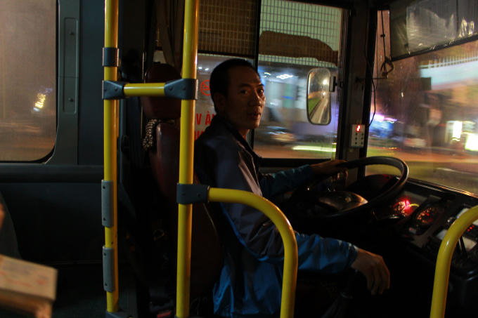Tuy trên xe buýt ấm nhưng người lái xe vẫn phải mặc áo khoác để đảm bảo sức khỏe.